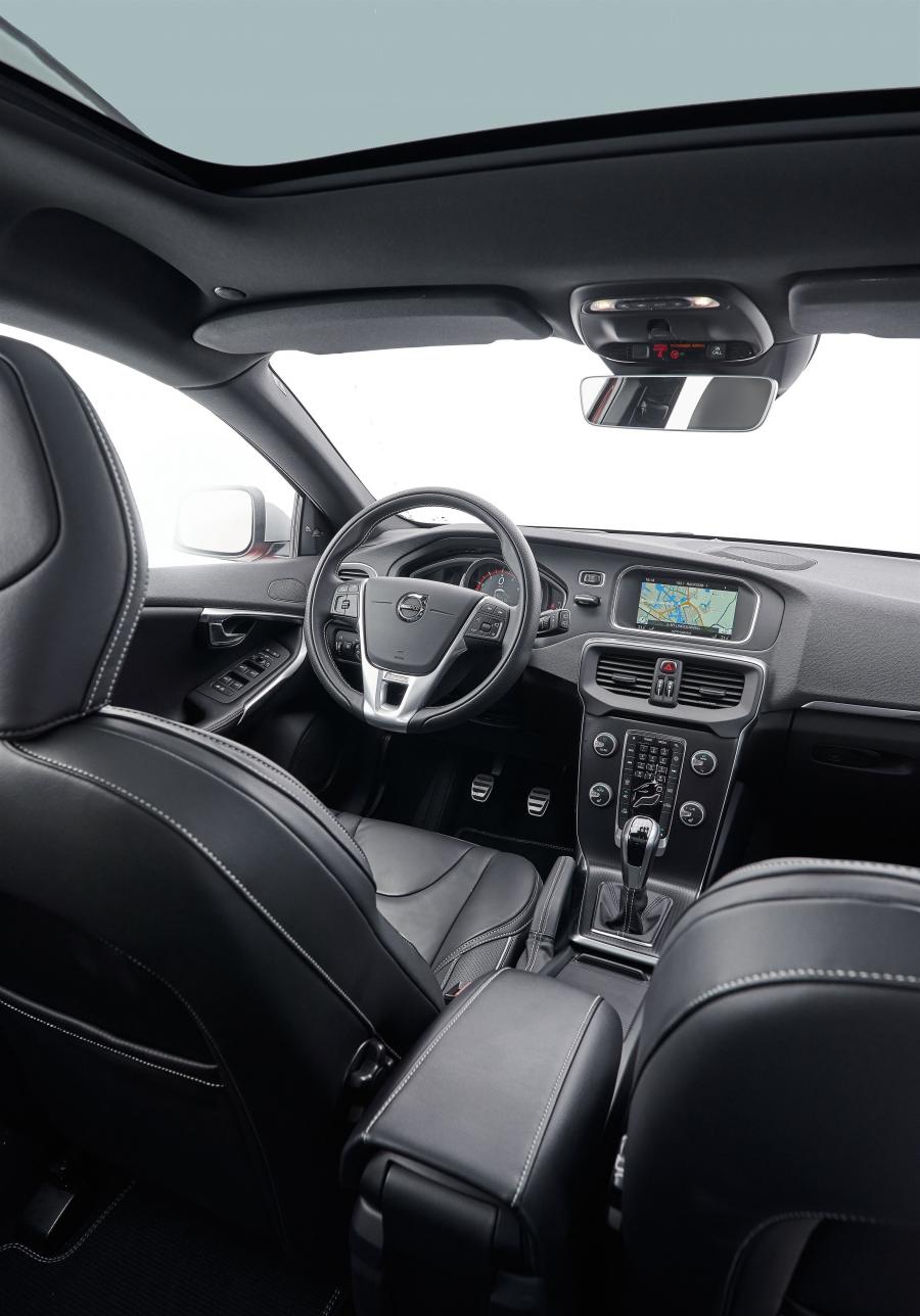 Интерьер Volvo V40 T4 R-Design 2016 года  (WW) (фото 3 из 13)
